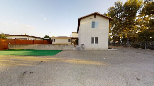Foto del edificio - HUGE 10BR House on Montezuma!! - Large Private Parking Lot & Courtyard! - Right Next to Campus (L...