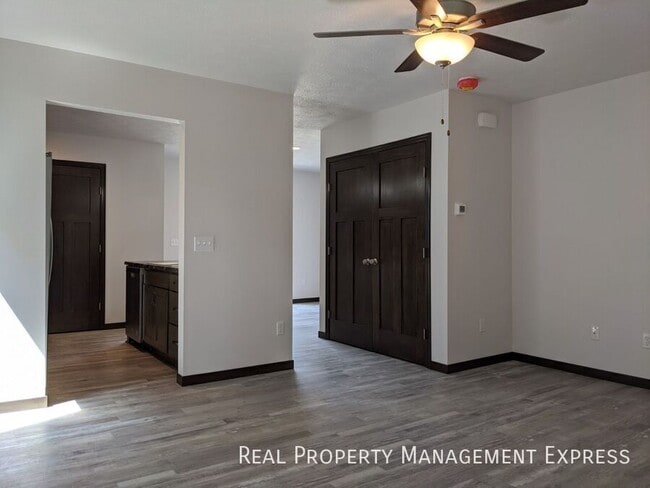 Building Photo - 3 Bed 1.5 Bath in West Sioux Falls