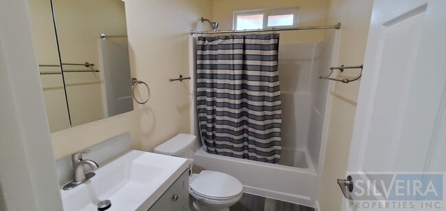 Building Photo - Private 2 Bedroom Unit