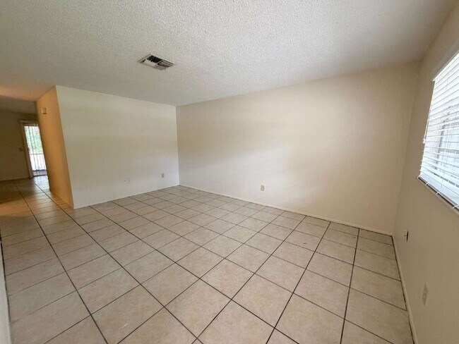 Foto del edificio - "Charming 2-Bedroom, 2-Bath Duplex Retreat in Spring Hill!"