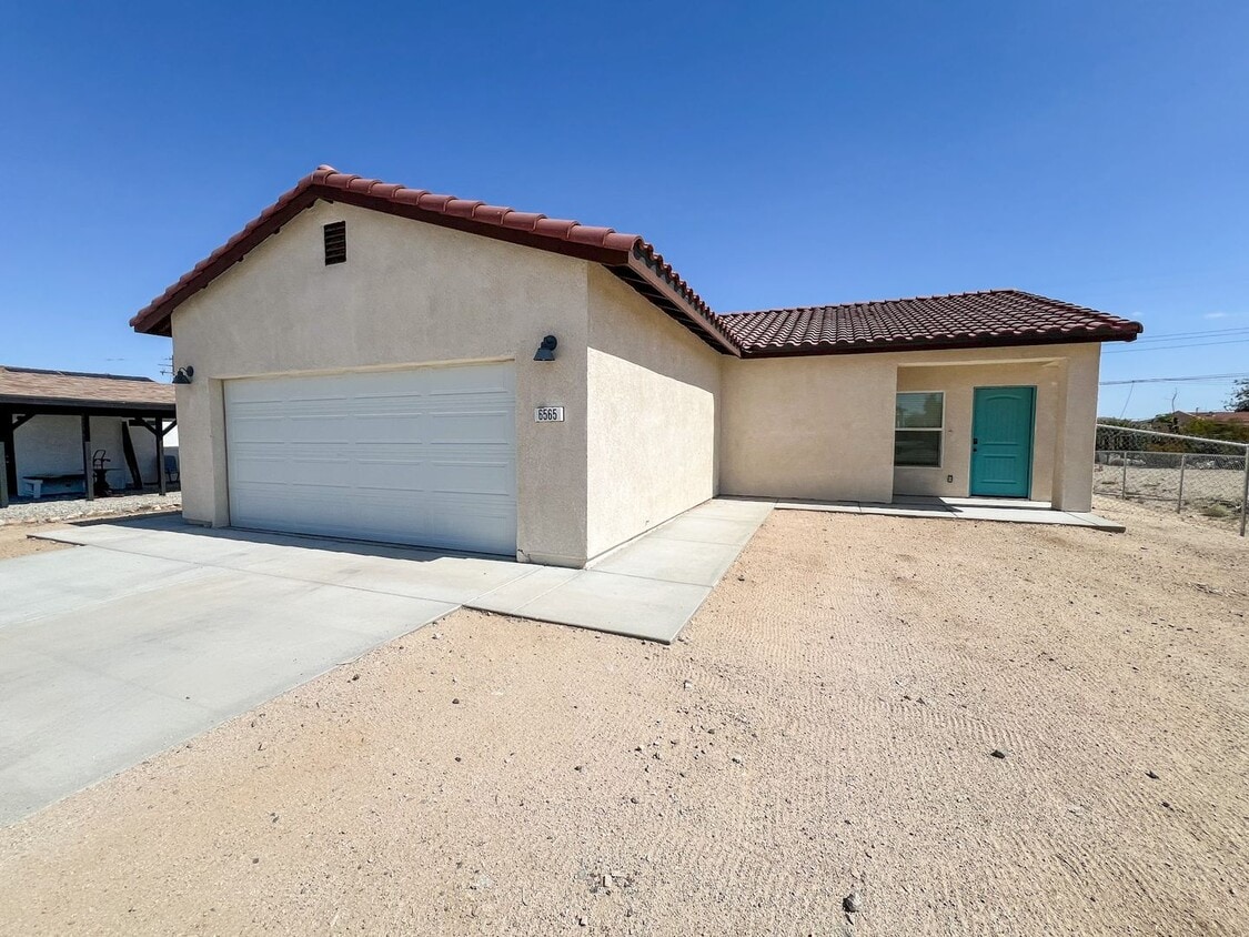 Primary Photo - 29 Palms Home with Solar