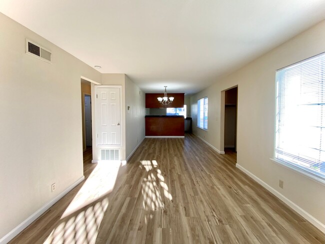 Building Photo - Charming 2-Bedroom Townhome for Rent! - Un...