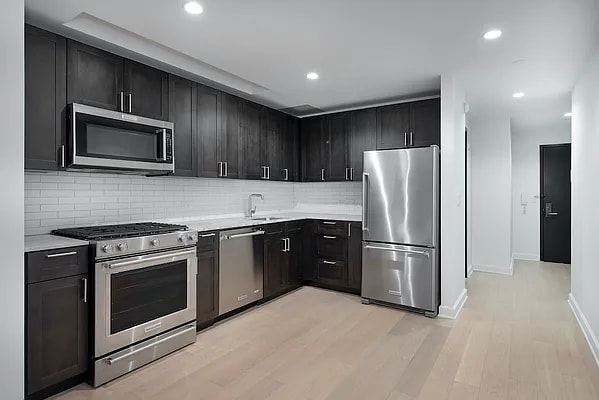 Building Photo - 527 W 45th St