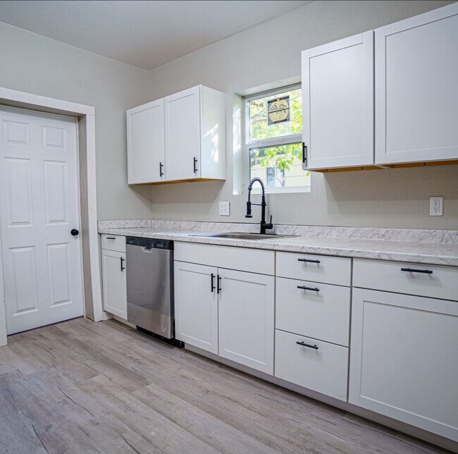 Building Photo - Charming 3-Bedroom, 1-Bathroom Home in Pue...