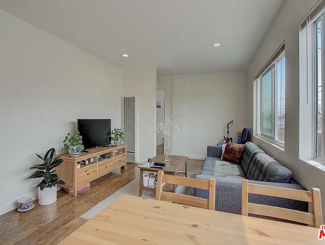 Foto del edificio - 4832 W 116th St