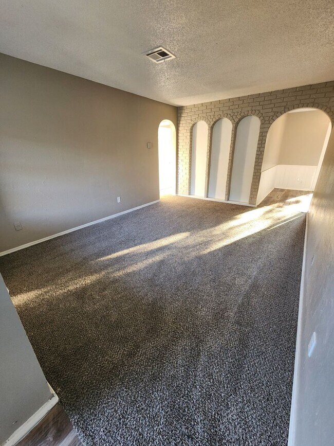 Foto del edificio - 5 Bed 1.5 Bath Home in Midwest City!