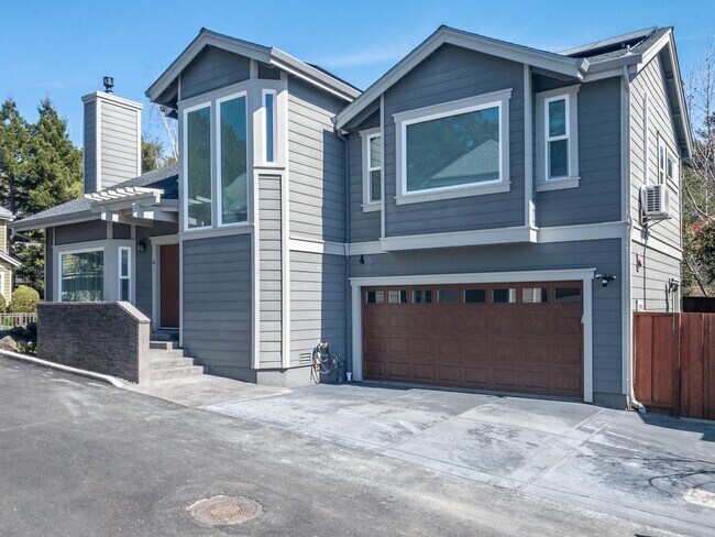 Building Photo - 3BR/2.5BA Spacious Mill Valley Home! Two C...