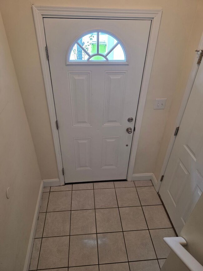 Foto del edificio - 3 bedroom 3 bath townhouse with one car ga...