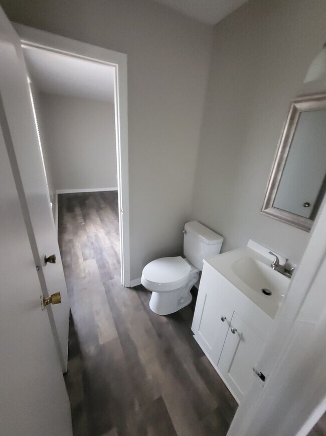 Building Photo - 3 bdroom 1.5 bath off Tobacco Rd