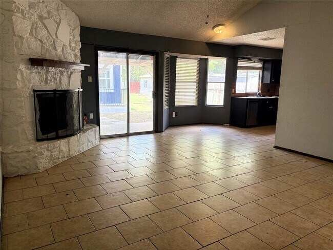 Building Photo - 5000 Fontenay Dr