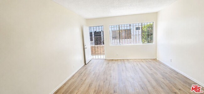 Foto del edificio - 2630 S La Salle Ave