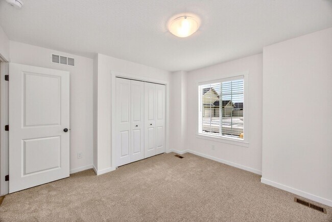 Building Photo - HIGH-END COMFORT!! 4 Bedroom, 3 Bathroom Home in Ankeny!