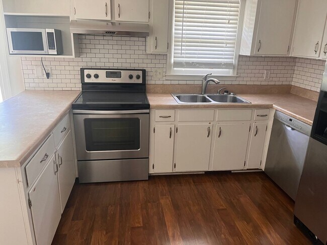 Foto del edificio - Outdoor Living Dream: Ranch-style home with Deck & Yard