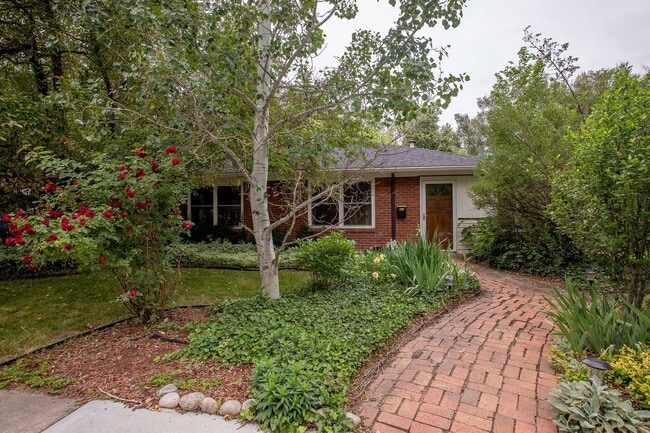 Building Photo - Charming 3 bedroom/2 bathroom Single Family Home!