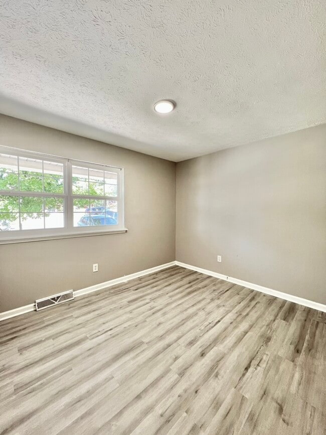 Building Photo - 1362 Dix Dr