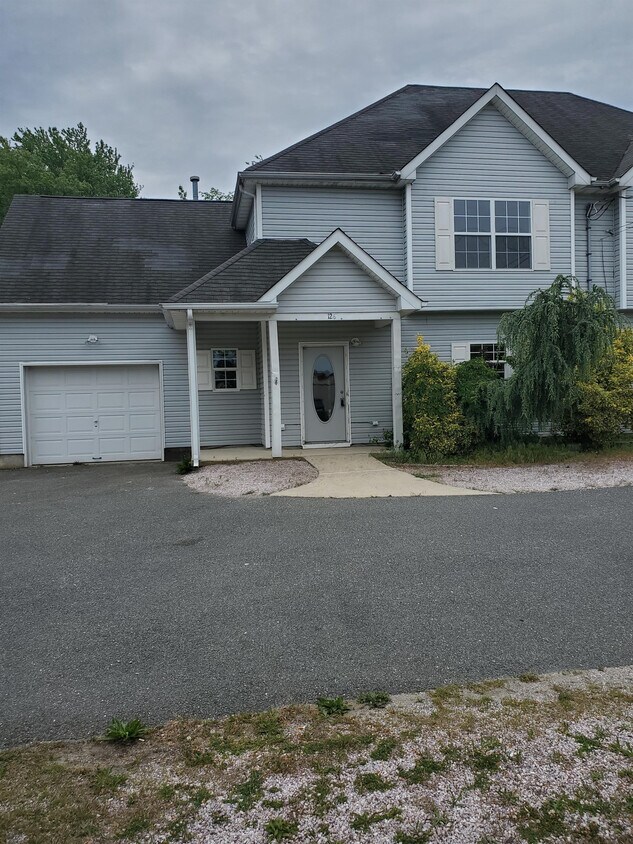 Foto principal - 126 Bayshore Dr