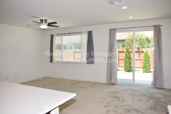Foto del edificio - Beautiful Roseville 3 +Den Solar Home