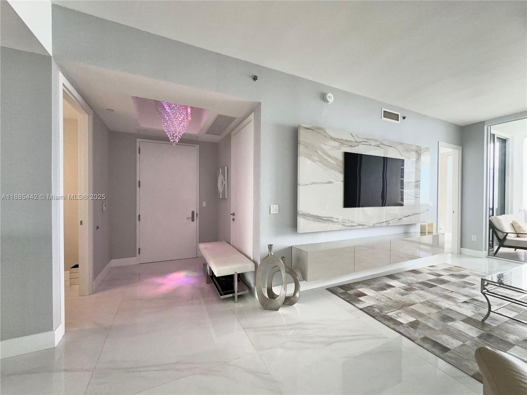 Foto principal - 15901 Collins Ave