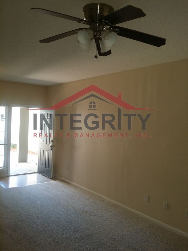 Building Photo - 2 bed/2 bath townhome in Timothy Landing