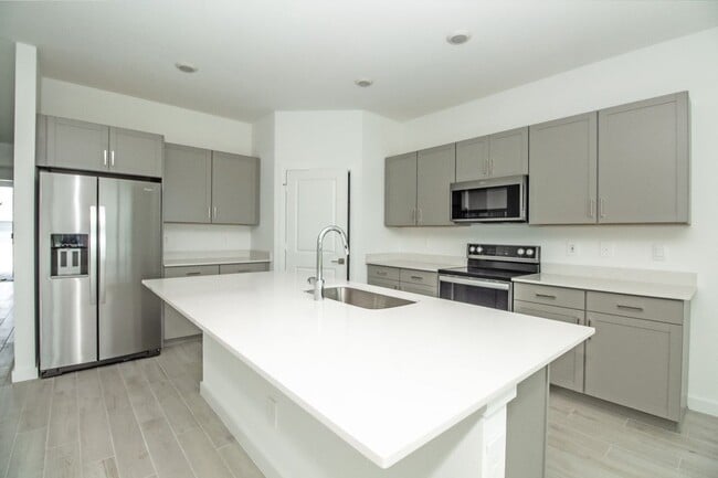 Building Photo - 5929 SE Sky Blue Cir