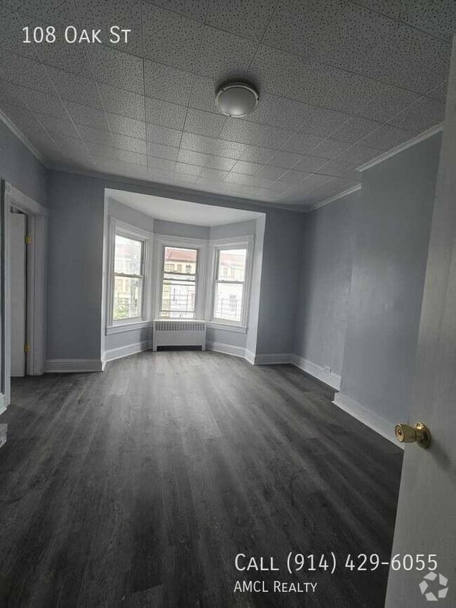 Building Photo - 108 Oak St