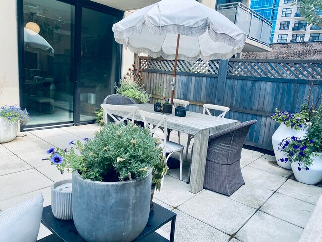 Foto del edificio - 744 N Clark St