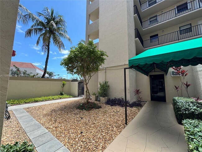 Foto del edificio - 7125 Bay Dr