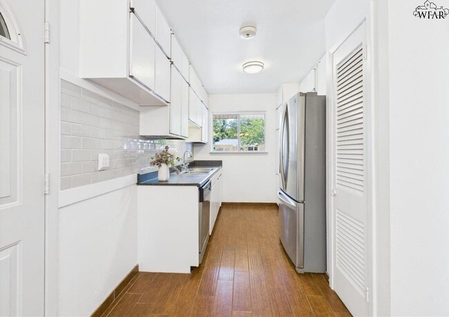 Foto del edificio - 5120 Parklane Dr