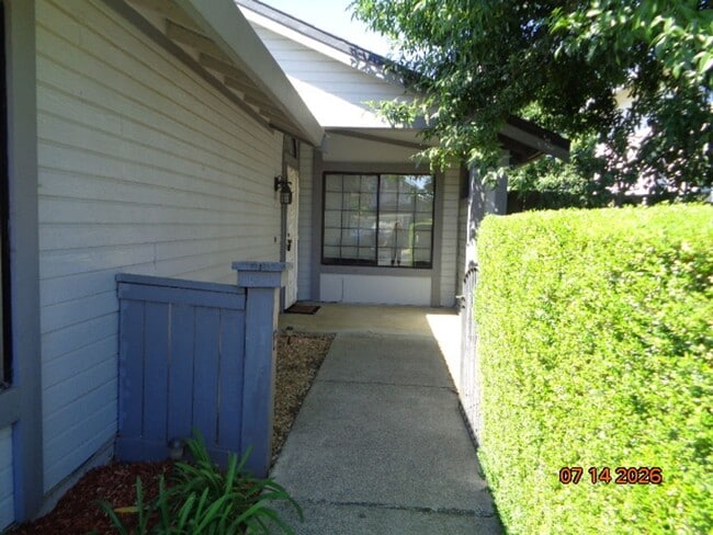 Building Photo - 748 Peregrine Way