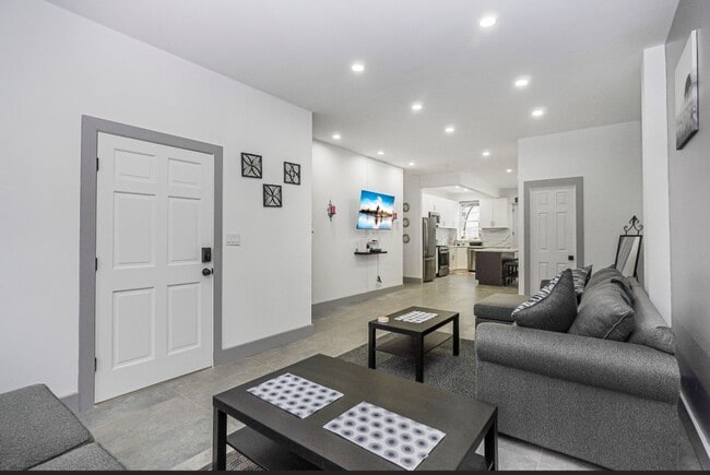 Building Photo - 479 Putnam Ave