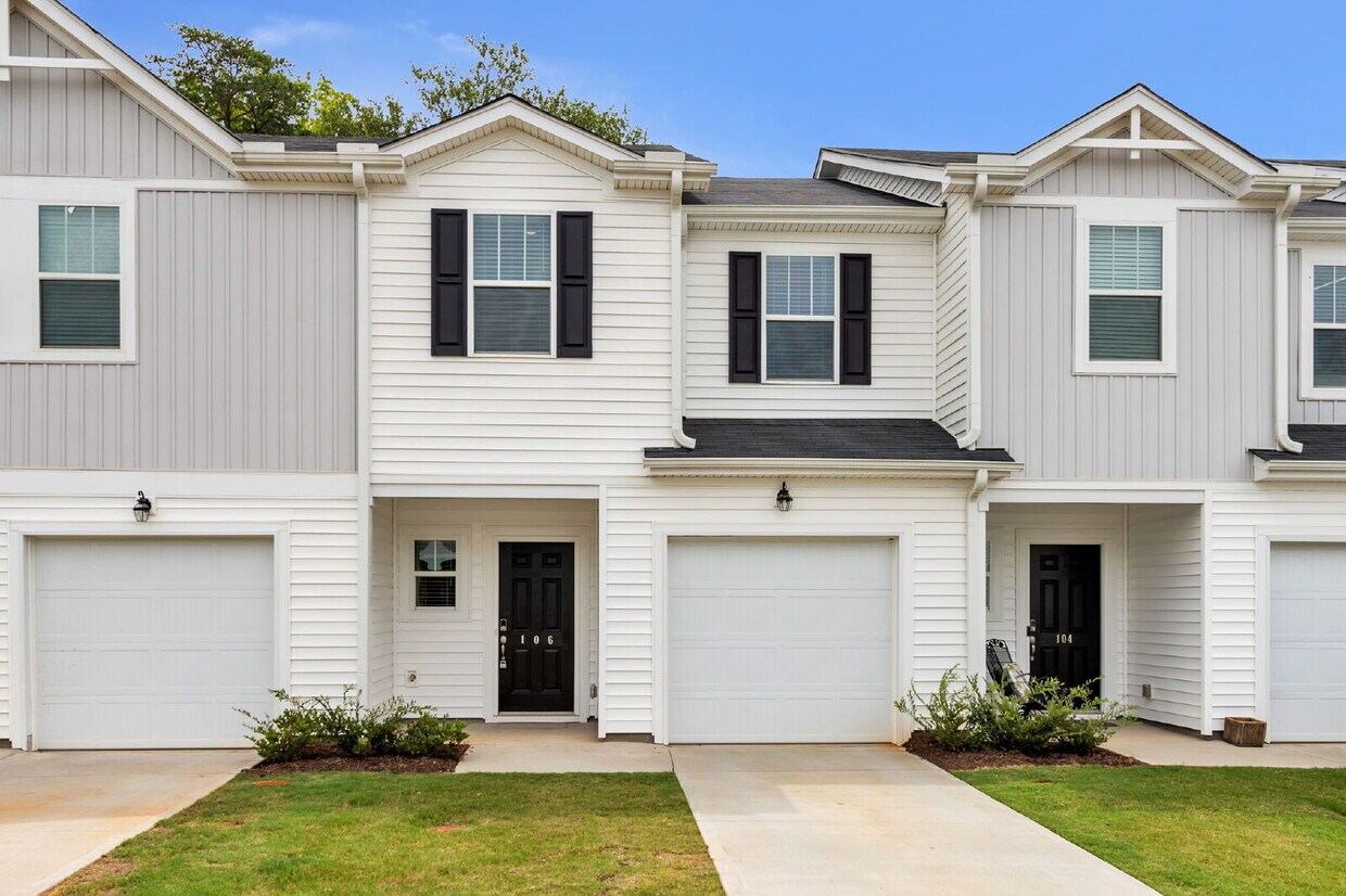 Foto principal - Two-story 3BR/2.5BA townhome in Foxcroft T...