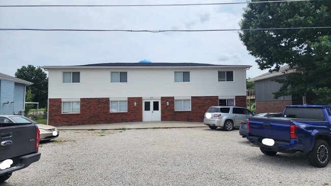 Building Photo - 499 Perrey Dr