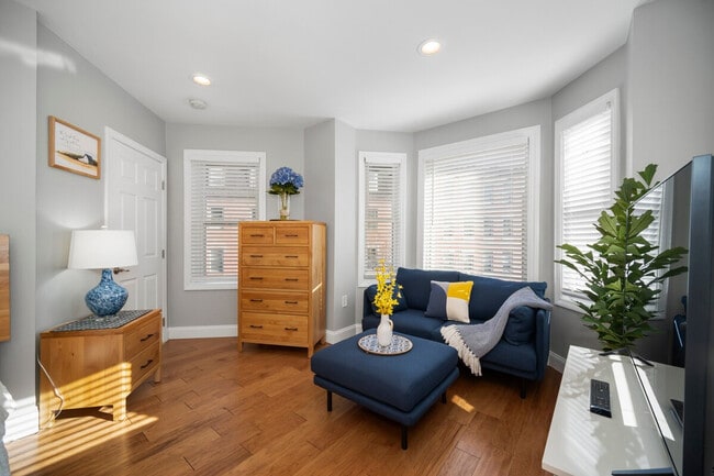 Building Photo - 476498-498 Hanover St Exd