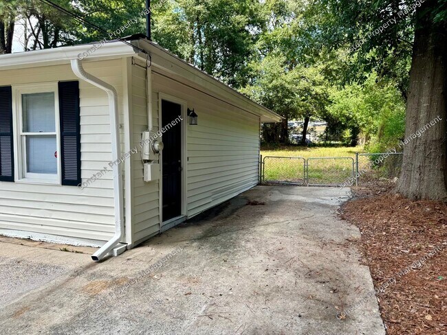 Building Photo - Elegant Elkin!