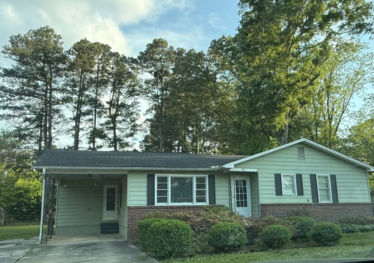 Foto principal - Spacious 3 Bedroom, 3 Bathroom Home in Dec...