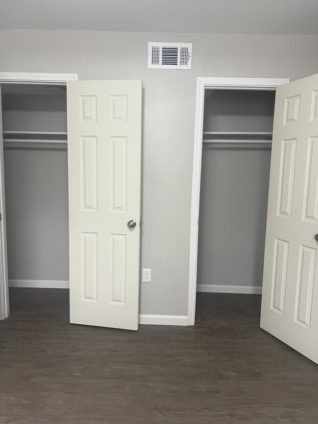 Foto del edificio - 9745 Long Point Rd