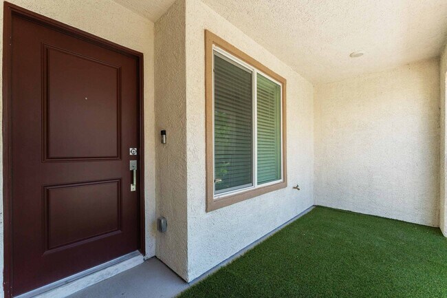 Building Photo - Luxurious Home with Modern Upgrades!