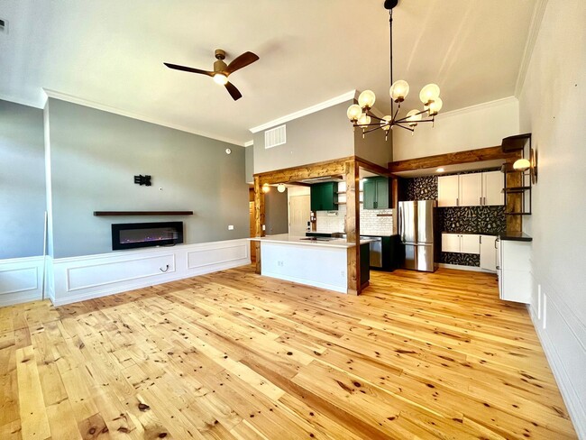 Building Photo - 2 br, 2 bath House - 202 E 3rd Street