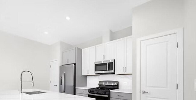 Building Photo - 2 bedroom in CHICAGO IL 60630