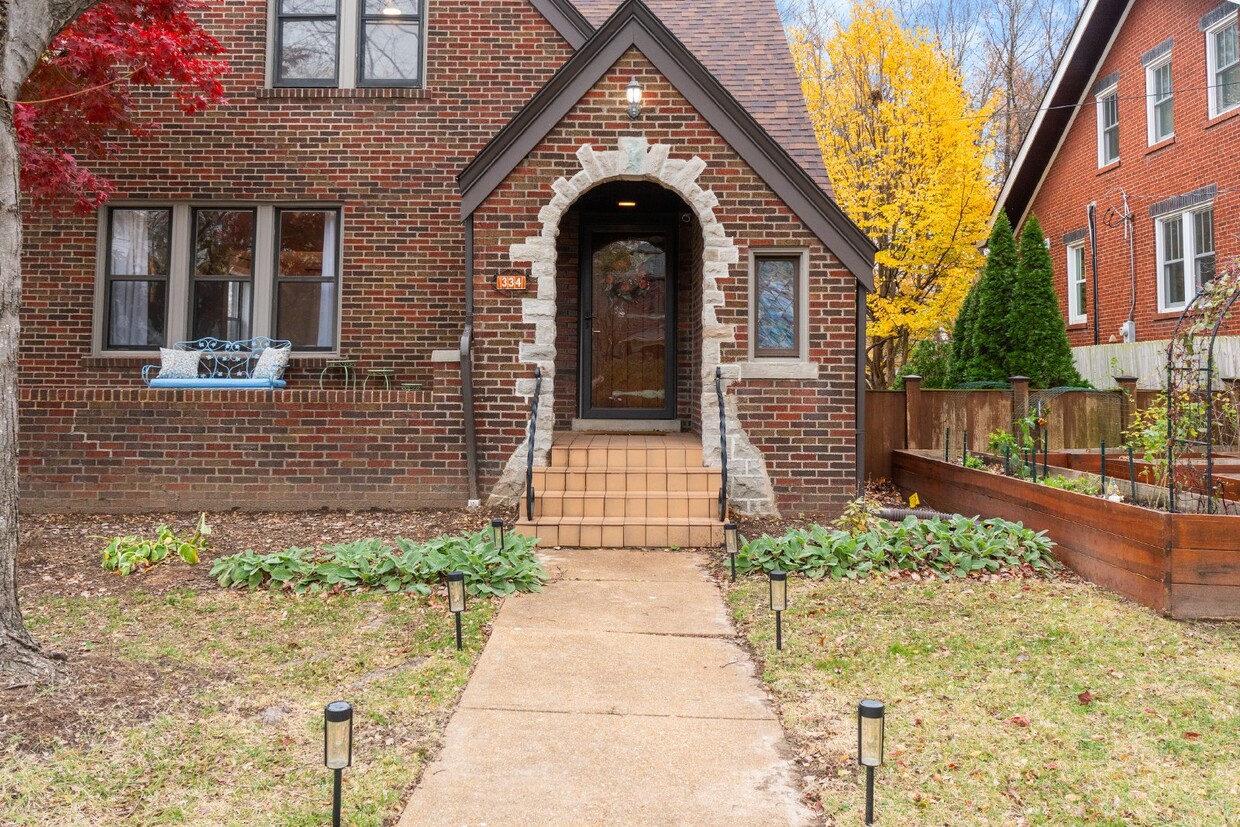 Foto principal - Charming 3-Bedroom Home in Webster Groves!