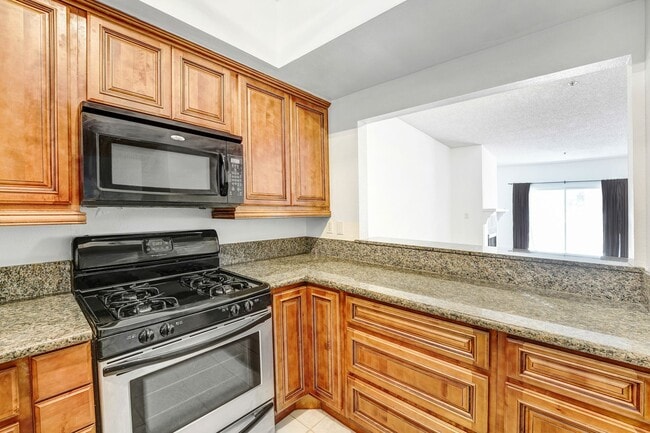 Building Photo - One Bedroom Condo in Montrose/Glendale