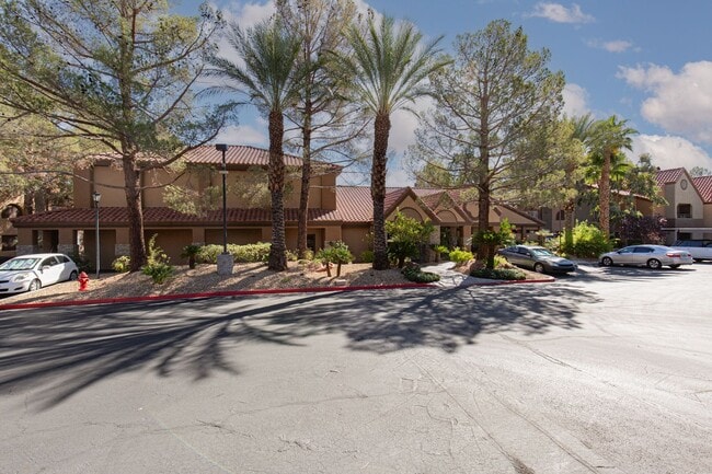 Building Photo - Second story unit overlooking pool in luxury Canyon Gate guard gated community