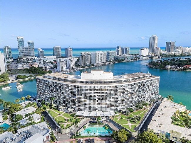 Building - 900 Bay Dr