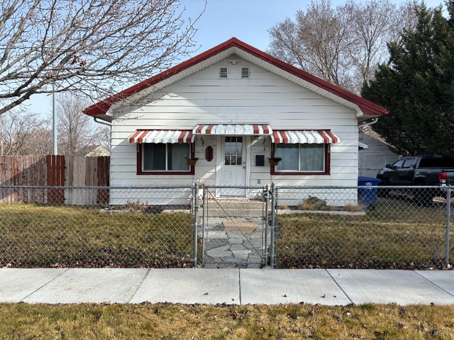 Building Photo - 628 4th Ave N