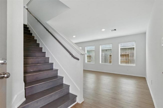 Building Photo - 1437 Las Cuevas Dr