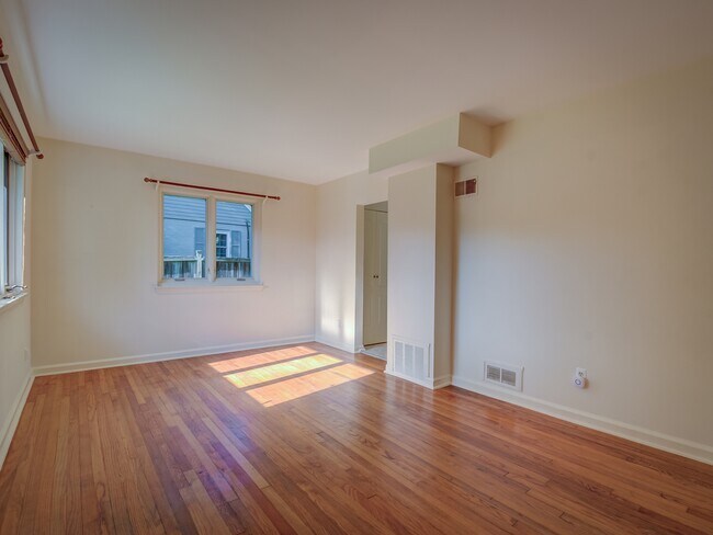 Foto del edificio - 9011 Lindale Dr