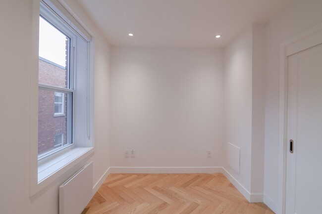Building Photo - 590 Av. Outremont