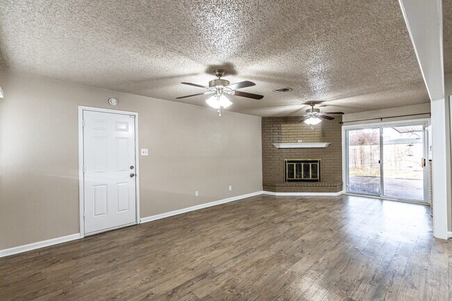 Building Photo - Completely renovated with beautiful updates!