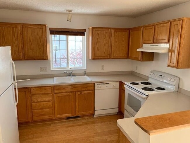 Building Photo - End Unit Townhouse near Savage Target! 3 B...