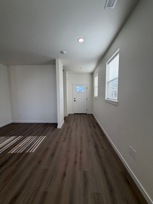 Foto del edificio - Beautiful New Construction- 3 bed, 2.5 ba, Quartz Countertops & Fenced Backyard